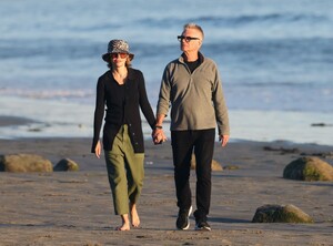 lisa-rinna-and-harry-hamlin-out-at-a-beach-in-malibu-11-26-2022-3.jpg