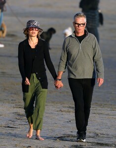 lisa-rinna-and-harry-hamlin-out-at-a-beach-in-malibu-11-26-2022-6.jpg