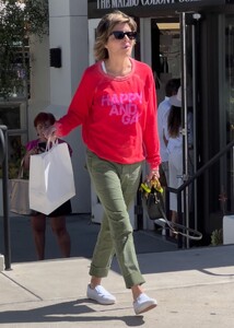 lisa-rinna-and-harry-hamlin-out-shopping-in-malibu-07-02-2022-4.jpg