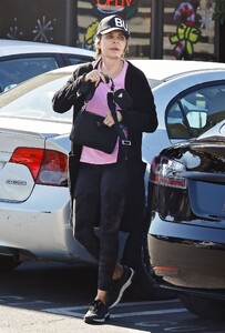 lisa-rinna-arrives-at-a-seophora-store-in-studio-city-12-18-2022-5.jpg