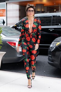 lisa-rinna-arrives-at-watch-what-happens-live-in-new-york-07-27-2022-6.jpg
