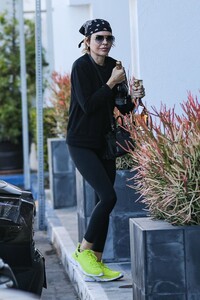 lisa-rinna-at-a-gas-station-before-heading-to-a-pilates-class-in-west-hollywood-11-22-20222-3.jpg