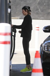 lisa-rinna-at-a-gas-station-before-heading-to-a-pilates-class-in-west-hollywood-11-22-20222-9.jpg