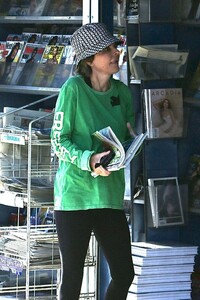 lisa-rinna-at-a-local-newsstand-in-studio-city-11-25-2022-1.jpg