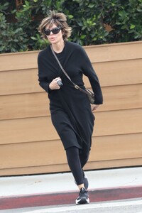 lisa-rinna-leaves-a-workout-in-west-hollywood-03-04-2022-6.jpg