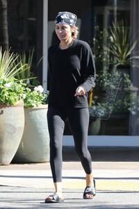 lisa-rinna-leaves-yoga-class-in-los-angeles-02-17-2022-5.jpg