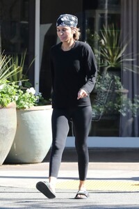 lisa-rinna-leaves-yoga-class-in-los-angeles-02-17-2022-6.jpg