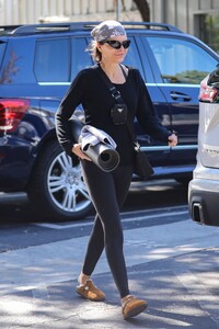 lisa-rinna-leaves-yoga-class-in-sherman-oaks-11-03-2022-2.jpg