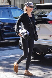 lisa-rinna-leaves-yoga-class-in-sherman-oaks-11-03-2022-3.jpg