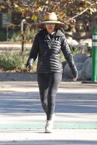 lisa-rinna-out-at-a-park-in-beverly-hills-01-02-2022-4.jpg