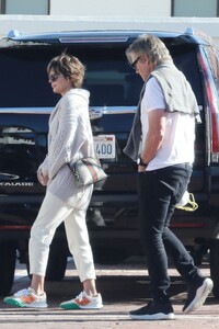 lisa-rinna-out-at-malibu-cross-creek-mall-03-12-2022-6.jpg