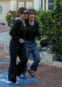 lisa-rinna-out-for-dinner-with-a-friend-at-lucky-s-in-malibu-04-09-2022-0.jpg