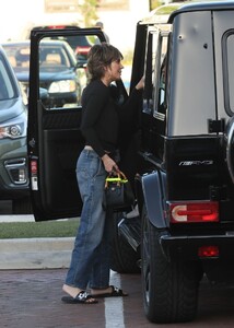 lisa-rinna-out-for-dinner-with-a-friend-at-lucky-s-in-malibu-04-09-2022-3.jpg