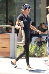 lisa-rinna-out-for-grocery-at-erewhon-market-in-studio-city-08-26-202-2.jpg