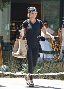 lisa-rinna-out-for-grocery-at-erewhon-market-in-studio-city-08-26-202-4.jpg