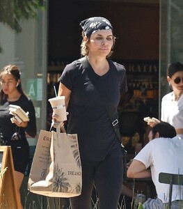 lisa-rinna-out-for-grocery-at-erewhon-market-in-studio-city-08-26-202-9.jpg