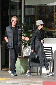 lisa-rinna-out-for-lunch-date-with-harry-hamlin-in-bel-air-01-12-2023-2.jpg