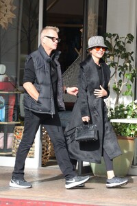 lisa-rinna-out-for-lunch-date-with-harry-hamlin-in-bel-air-01-12-2023-4.jpg