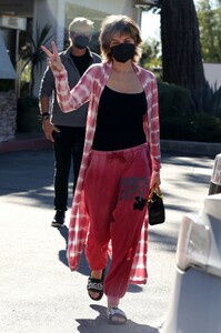 lisa-rinna-out-for-lunch-in-bel-air-01-232-2022-0.jpg