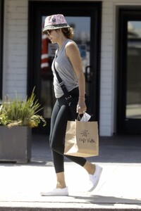 lisa-rinna-out-for-lunch-in-pacific-palisades-08-28-2022-0.jpg