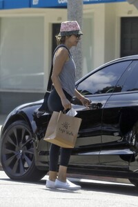 lisa-rinna-out-for-lunch-in-pacific-palisades-08-28-2022-2.jpg