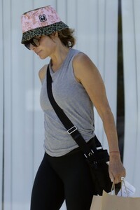 lisa-rinna-out-for-lunch-in-pacific-palisades-08-28-2022-9.jpg