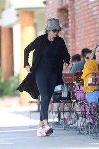 lisa-rinna-out-for-lunch-with-friends-a-day-after-her-59th-birthday-in-los-angeles-07-12-2022-6.jpg