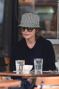 lisa-rinna-out-for-lunch-with-friends-a-day-after-her-59th-birthday-in-los-angeles-07-12-2022-9.jpg