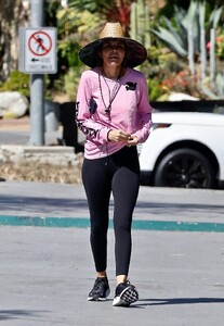 lisa-rinna-out-hiking-at-treepeople-park-in-los-angeles-04-17-2022-5.jpg