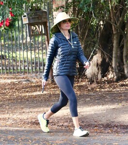 lisa-rinna-out-hiking-in-los-angeles-01-02-2023-0.jpg