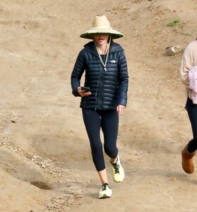 lisa-rinna-out-hiking-in-los-angeles-01-02-2023-2.jpg