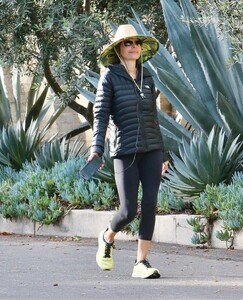 lisa-rinna-out-hiking-in-los-angeles-01-02-2023-5.jpg