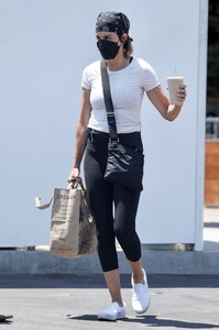 lisa-rinna-shopping-at-erewhon-market-in-los-angeles-07-29-2022-2.jpg