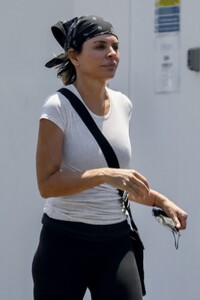 lisa-rinna-shopping-at-erewhon-market-in-los-angeles-07-29-2022-9.jpg