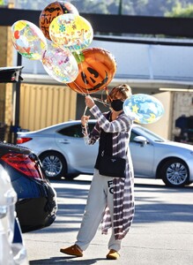 lisa-rinna-shopping-at-ralphs-store-in-studio-city-10-30-2022-0.jpg