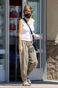 lisa-rinna-shopping-at-walgreens-in-los-angeles-08-09-2022-5.jpg