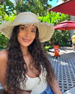 maya-jama-instagram-photos-12-30-2022-7.jpg