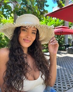 maya-jama-instagram-photos-12-30-2022-8.jpg