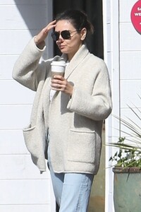 mila-kunis-out-for-coffee-with-a-friend-in-los-angeles-02-13-2023-0.jpg