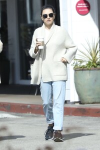 mila-kunis-out-for-coffee-with-a-friend-in-los-angeles-02-13-2023-5.jpg