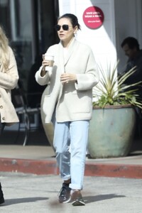 mila-kunis-out-for-coffee-with-a-friend-in-los-angeles-02-13-2023-7.jpg