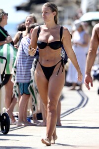 natasha-oakley-in-bikini-at-bronte-beach-12-23-2022-4.jpg