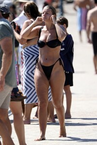 natasha-oakley-in-bikini-at-bronte-beach-12-23-2022-7.jpg