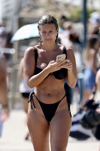 natasha-oakley-in-bikini-at-bronte-beach-12-23-2022-8.jpg