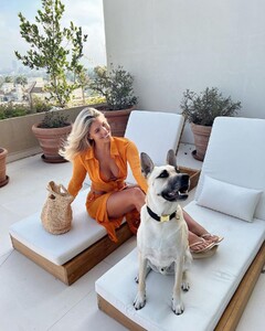 natasha-oakley-insagram-photos-06-30-2022-2.jpg