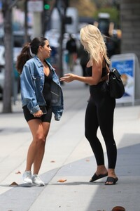 natasha-oakley-out-for-lunch-at-sweetgreen-salads-in-west-hollywood-06-13-2022-0.jpg