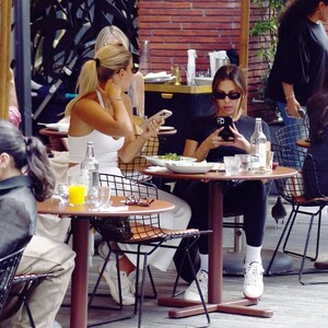 natasha-oakley-out-for-lunch-in-chelsea-08-08-2022-1.jpg