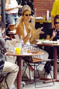 natasha-oakley-out-for-lunch-in-chelsea-08-08-2022-5.jpg