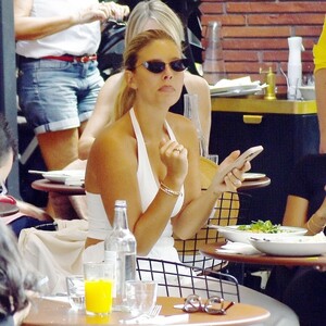 natasha-oakley-out-for-lunch-in-chelsea-08-08-2022-6.jpg