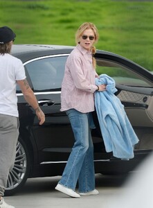 nicole-kidman-arrives-to-los-angeles-aboard-a-private-jet-01-14-2023-3.jpg